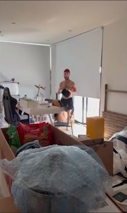  情侣度假回到家惊见半裸男子  穿他们的衣服、盗刷银行卡