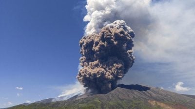 意大利埃特纳火山喷发！ 大量火山灰和岩石窜数公里高 游客急奔逃