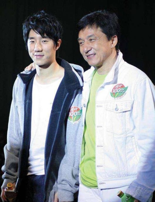 房祖名惊变中年秃 网呼:比成龙显老