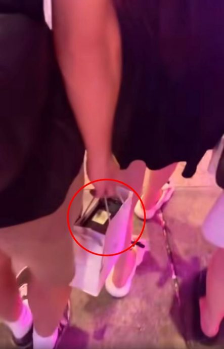 手提袋藏镜头偷拍男大生偷拍裙底风光被群众逮捕