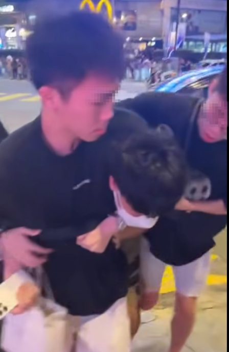 手提袋藏镜头偷拍男大生偷拍裙底风光被群众逮捕