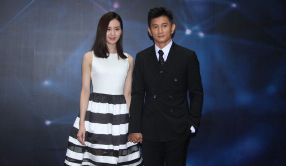 才被断言“应该已经离了” 吴奇隆一家三口久违同框