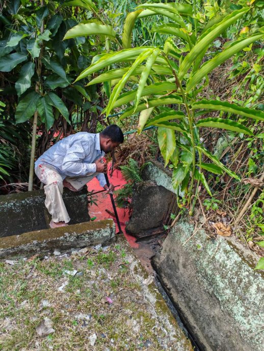 承包商工人洗漆桶 沟水被染红 触目惊心