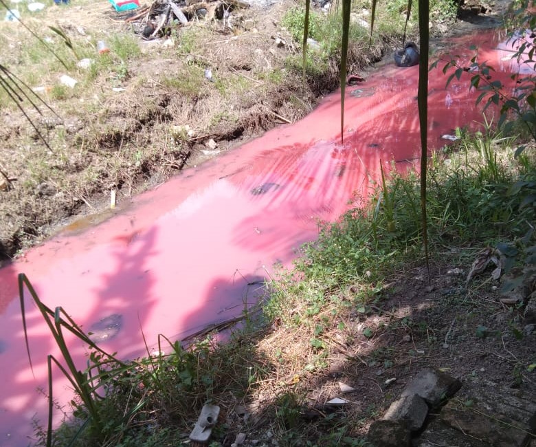 承包商工人洗漆桶 沟水被染红 触目惊心