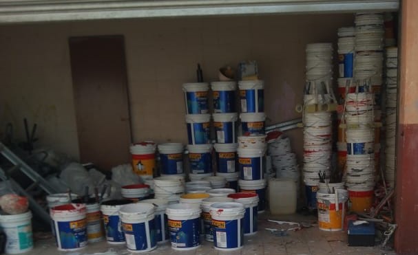 承包商工人洗漆桶 沟水被染红 触目惊心