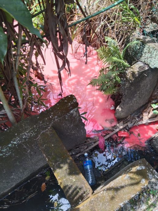 承包商工人洗漆桶 沟水被染红 触目惊心
