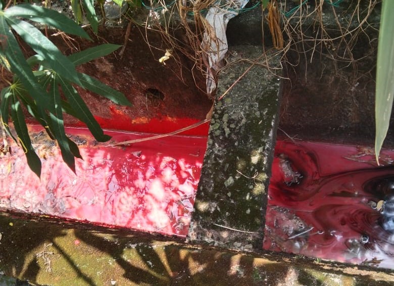 承包商工人洗漆桶 沟水被染红 触目惊心