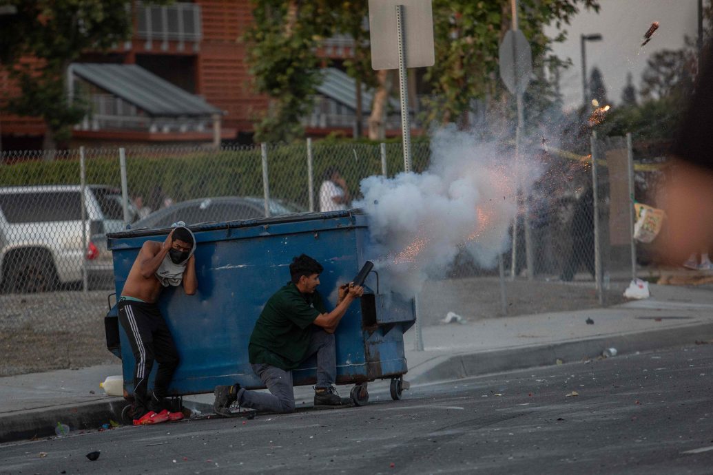抓捕非法移民遭阻 洛杉矶再爆警民冲突