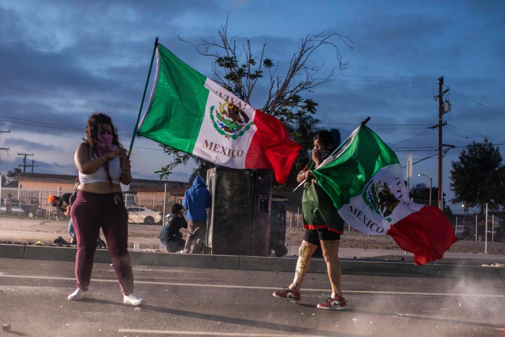 抓捕非法移民遭阻 洛杉矶再爆警民冲突