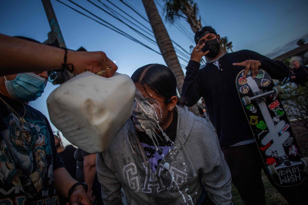 抓捕非法移民遭阻 洛杉矶再爆警民冲突