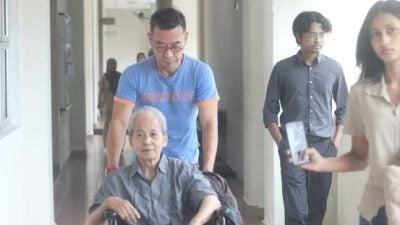 护狗老翁为妨碍公务案出庭 爱狗组织庭外声援