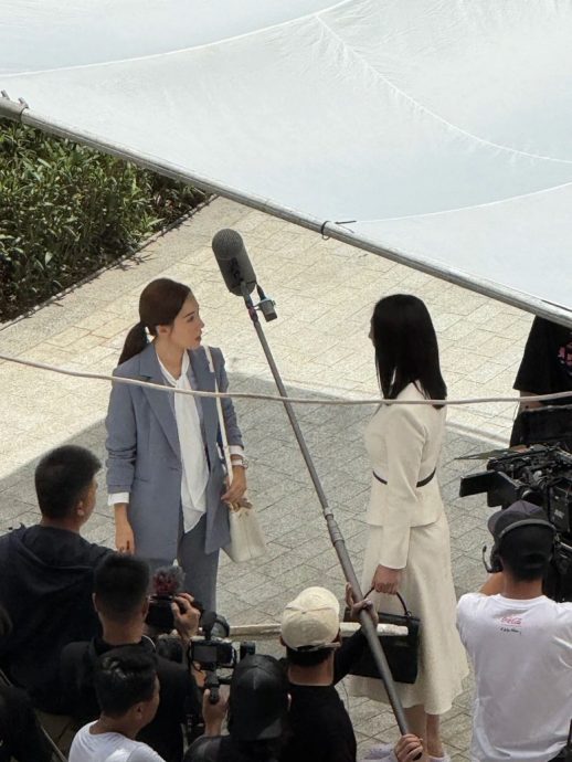 拍下水戏致右耳不适　佘诗曼向网民求助