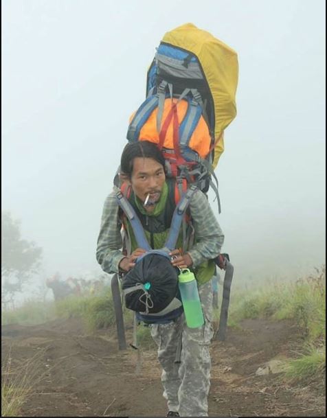 拚图三图)守候落崖巴西女子遗体 印尼导游暖心举动感动网民