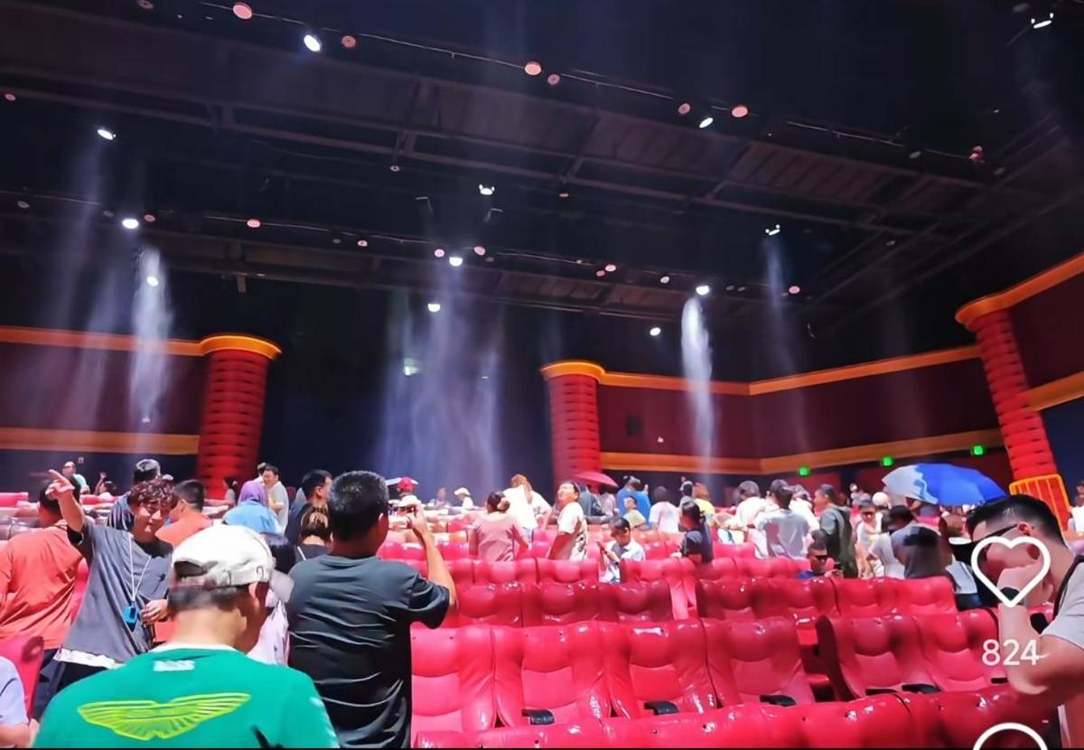 拚图)上海乐高乐园试运营游客“落汤鸡”  4D影院喷水器故障“雨一直下”