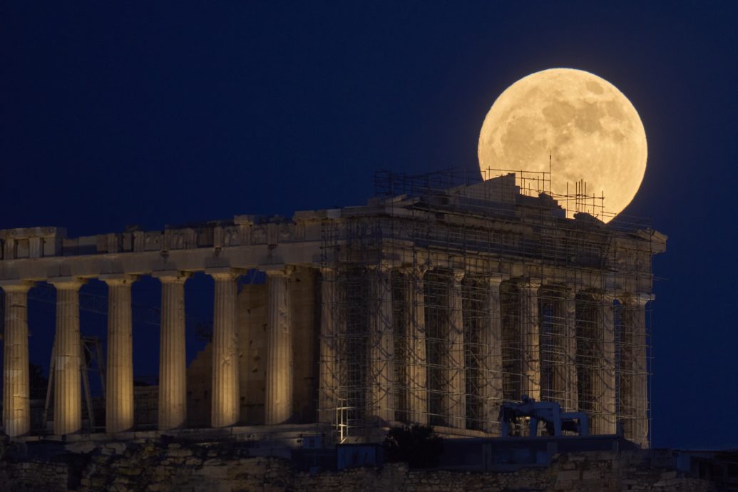 拚图两图)「草莓月亮」登场 错过再等18年