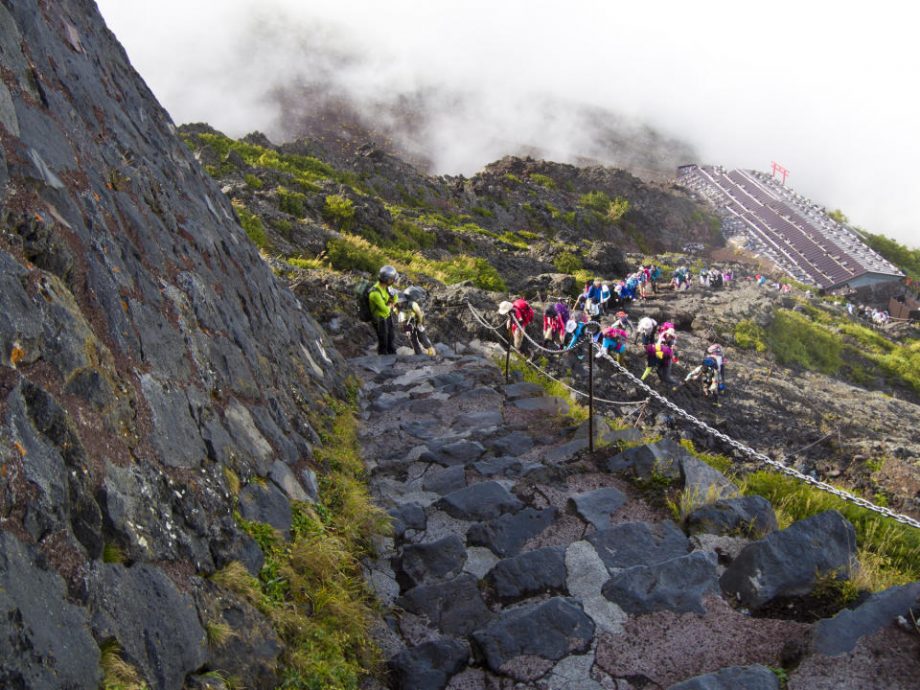 拚图)富士山7月1日起开放攀登 须事先登录交116令吉入山费