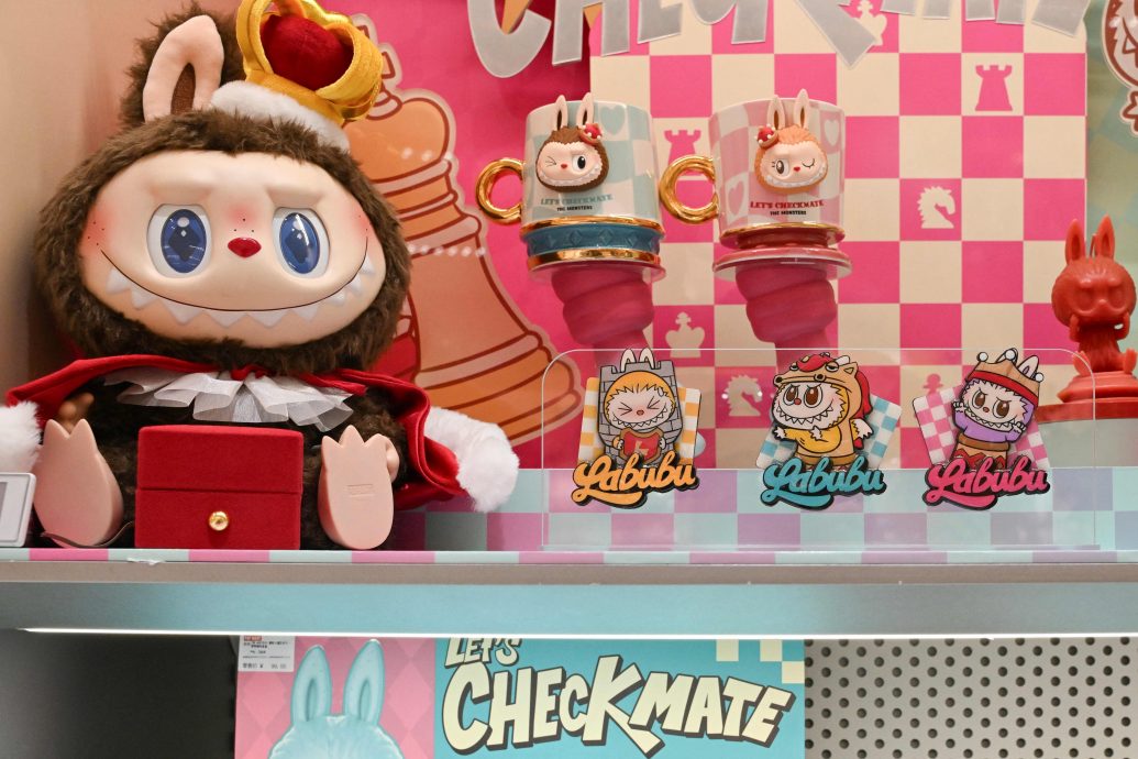 拚图)排队抢购引发混乱  Labubu韩国线下销售暂停