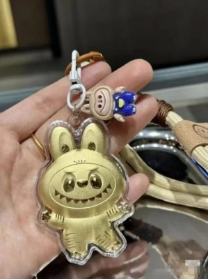 拚图)深圳现黄金版Labubu 商家回应：只是相似