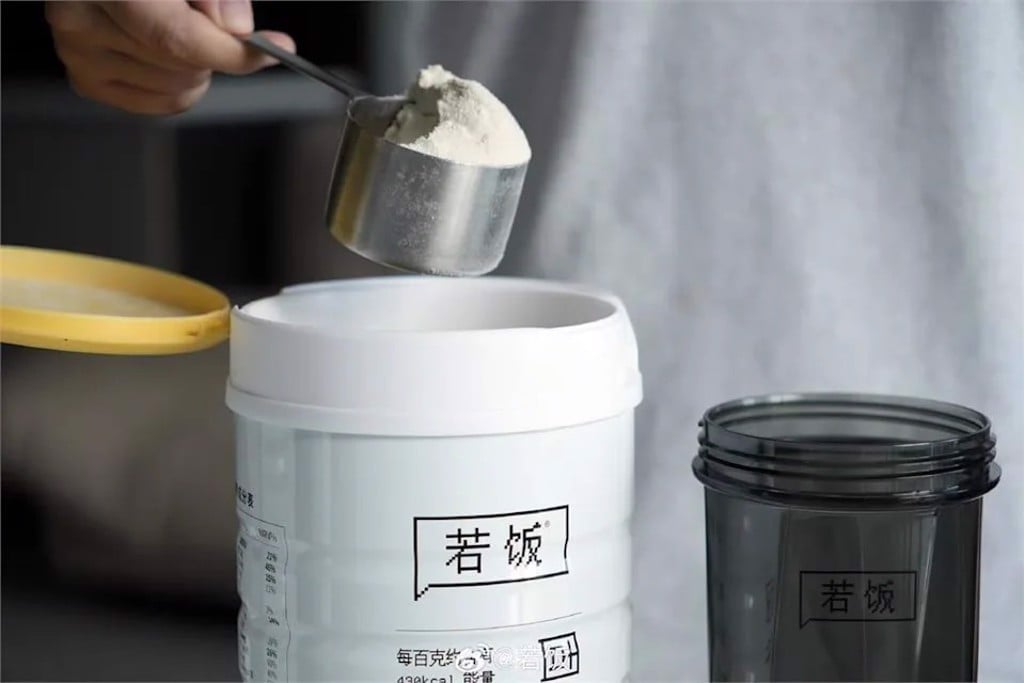 拼盘 中打工人疯吃“人用饲料” 6令吉满足一天所需 网民:是“悲哀”还是“健康”