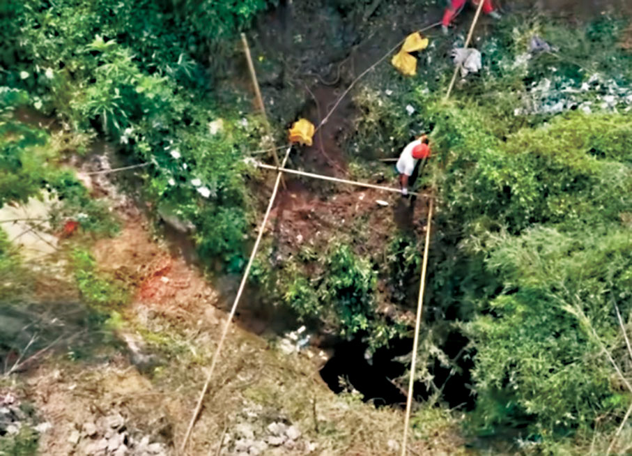 拼盘   张家界钟乳石溶洞变7层高垃圾山  官方：已清出51吨垃圾 4人被停职