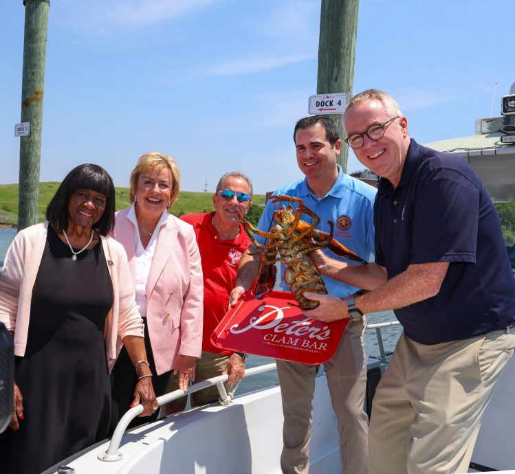 拼盘 美国餐厅庆父亲节 放生110岁老龙虾