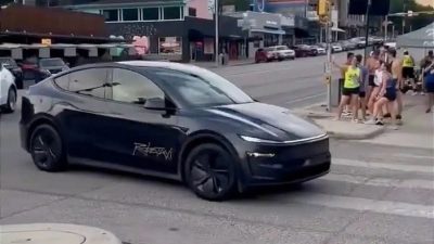 Robotaxi上路首日“超速又逆向”！特斯拉被问竟回：商业机密