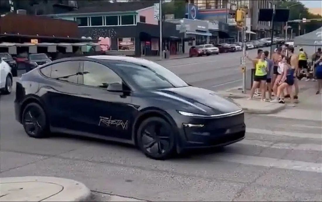 拼盘 Robotaxi上路首日“超速又逆向”!特斯拉被问竟回:商业机密