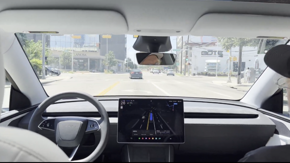 拼盘 Robotaxi上路首日“超速又逆向”!特斯拉被问竟回:商业机密