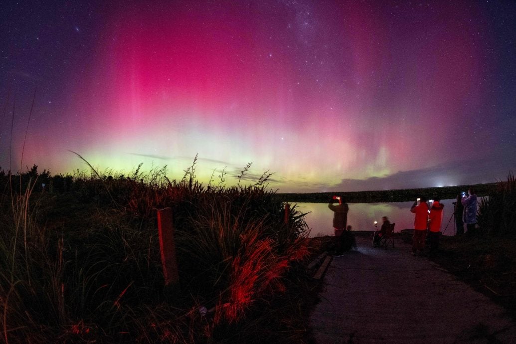 拼盘/地磁风暴来袭南北半球现极光 绚烂色彩渲染天空
