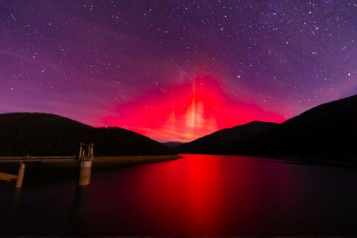 拼盘/地磁风暴来袭南北半球现极光 绚烂色彩渲染天空