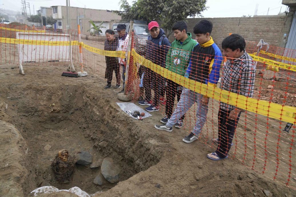 拼盘/秘鲁首都利马发现一具千年木乃伊