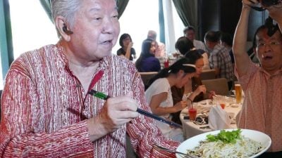 捐救护车遗爱人间 蔡澜赞怡保芽菜最好吃