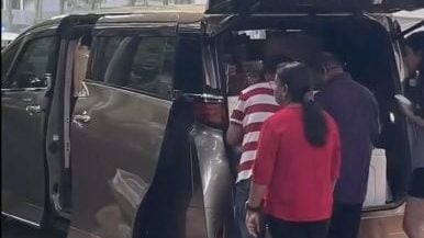 视频| 排长龙等待购买 豪车路边卖草莓引热议