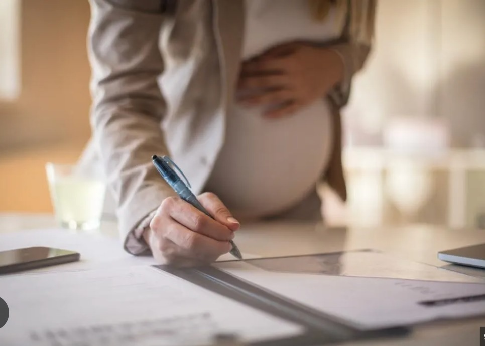 提前分娩竟被逼写解释信?公司追她交代工作进度!