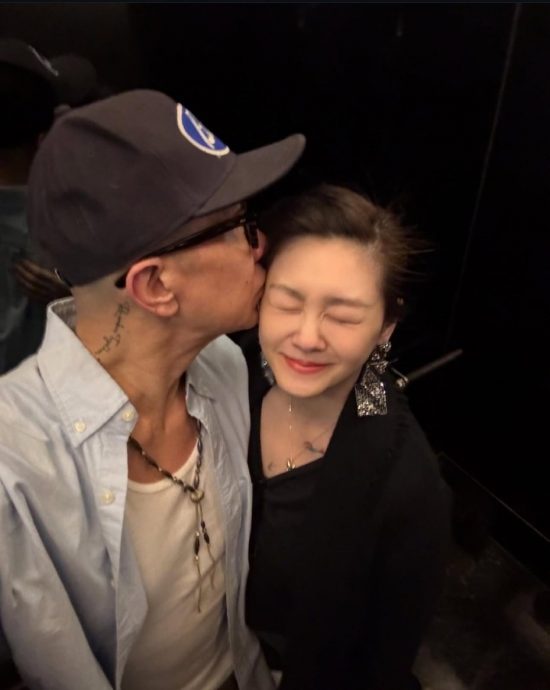 搭机获女粉丝安慰 具俊晔：真的很谢谢