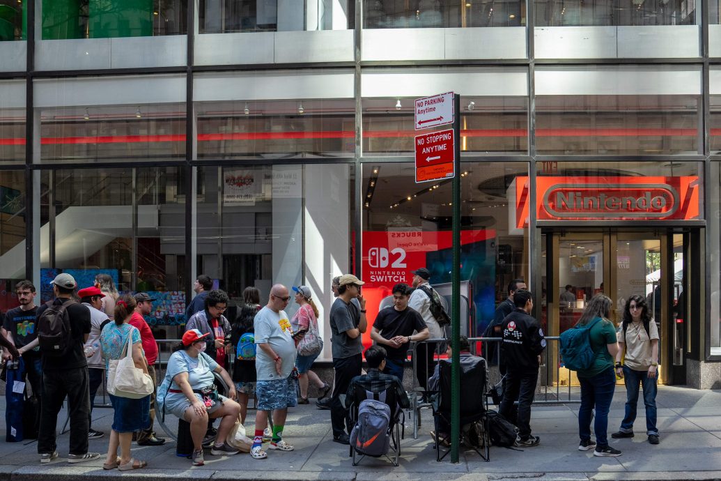 新一代任天堂“Switch 2”全球发售 多地店前玩家排长龙