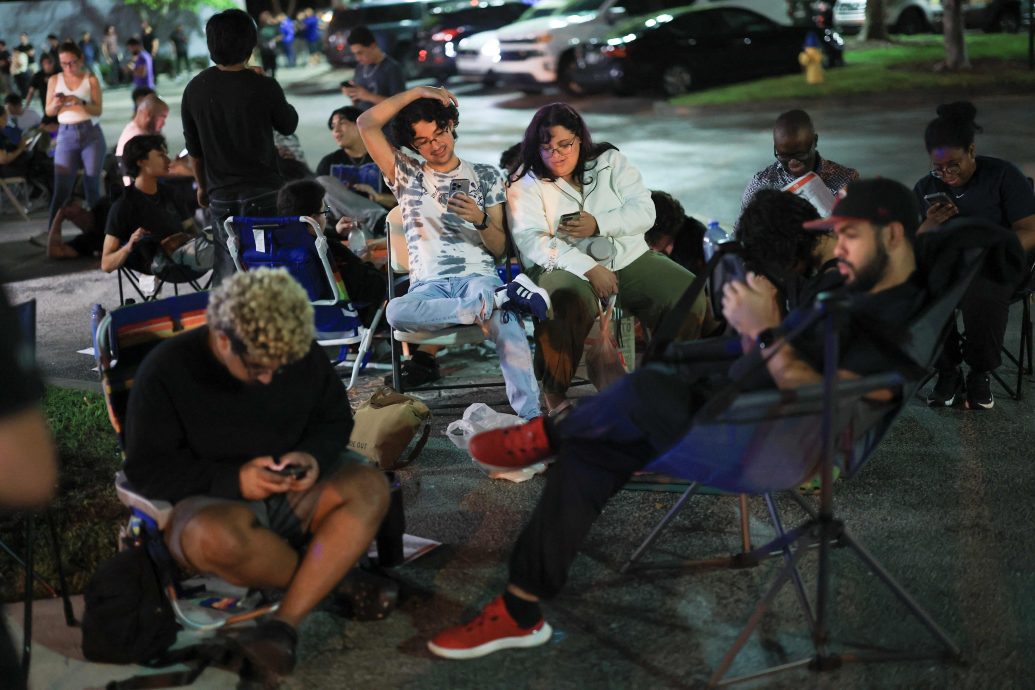 新一代任天堂“Switch 2”全球发售 多地店前玩家排长龙