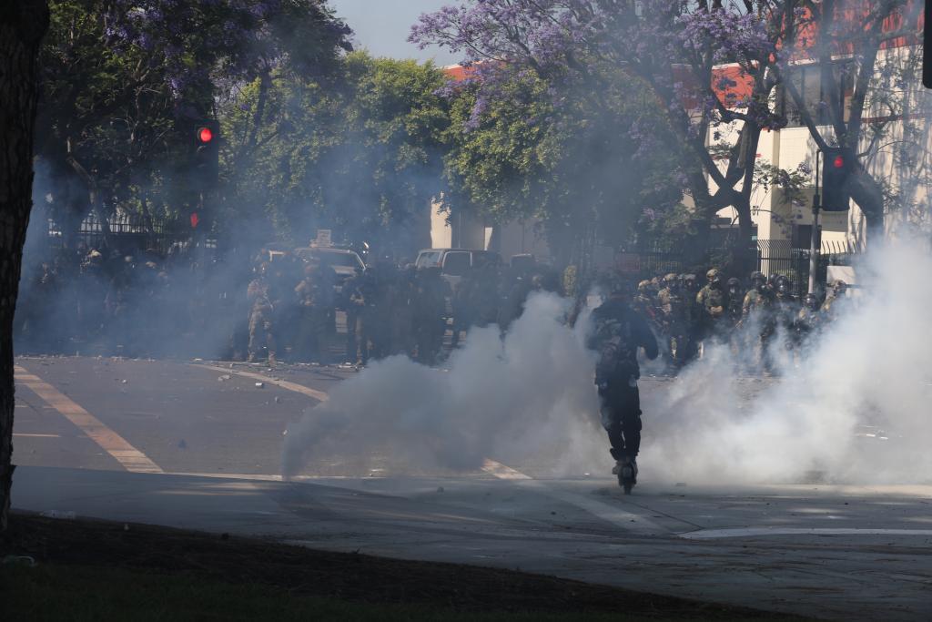 新华社记者在洛杉矶骚乱现场采访 被催泪弹打中