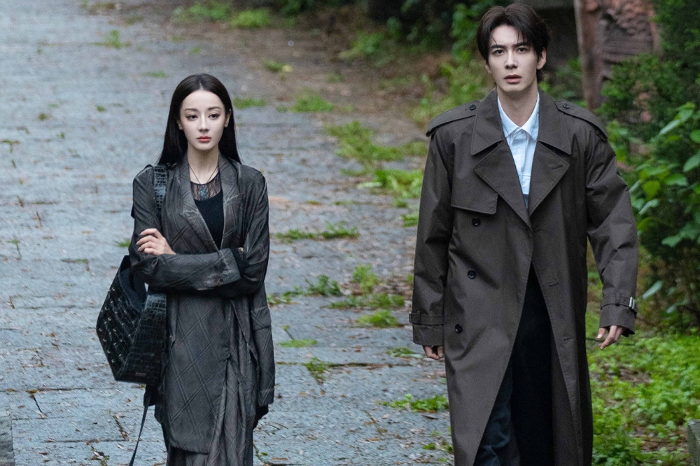 新片暑假黄金档播出 杨幂迪丽热巴仓底翻身　	