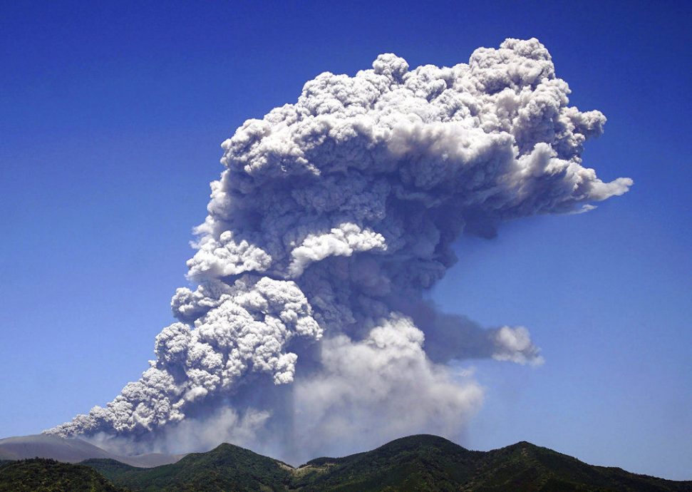 日本新燃岳单周狂震2192次！7年首喷发　地底出现“不明膨胀”