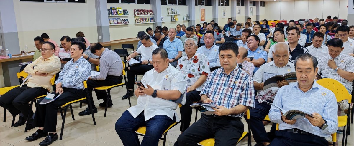 早报头//大都会:巴生中华独中赞助人大会,李登基与拿督王鸿兴,当选董事长及署理董事长