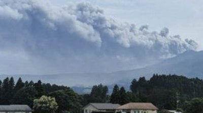 时隔7年　日本新燃岳火山喷发