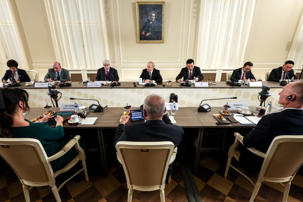 普汀:俄中将加强军事技术合作 今年内也将联合军演