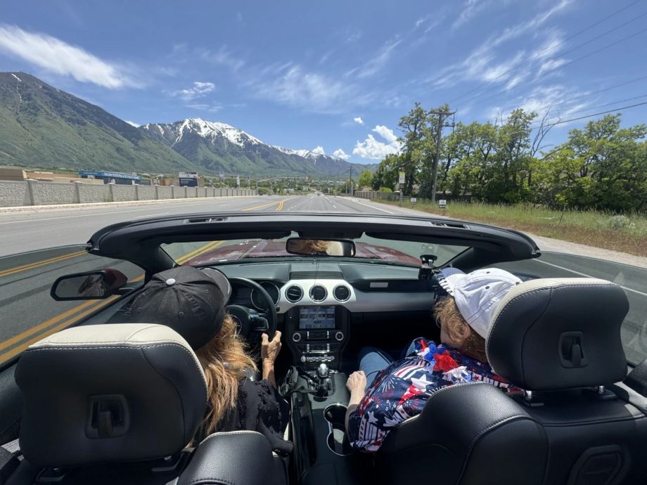 暖势力  梦想不设限期：  76岁奶奶圆梦坐上红色敞篷野马