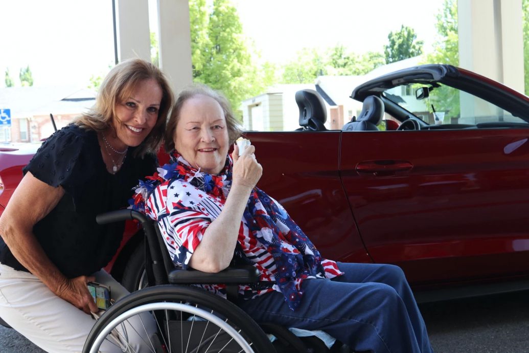 暖势力  梦想不设限期：  76岁奶奶圆梦坐上红色敞篷野马