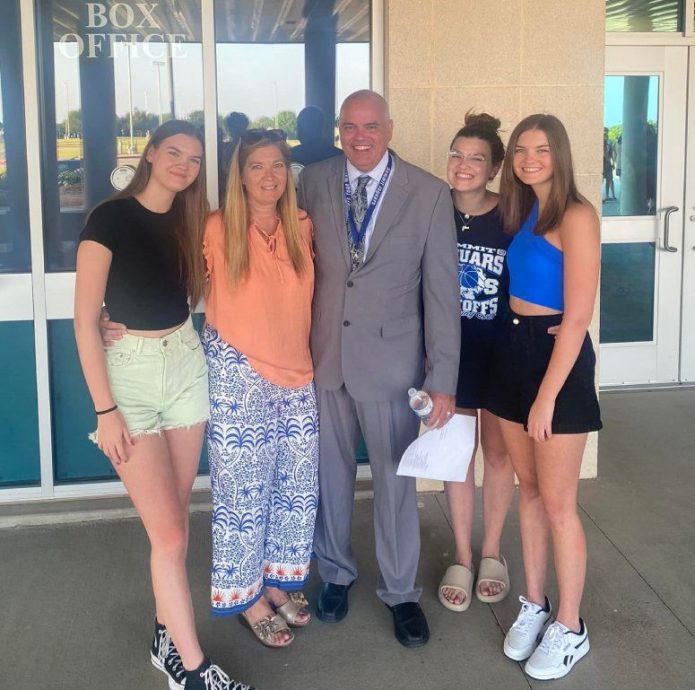 暖势力 美国得州高中校长为443名毕业生亲手写信 每封附1美元传递善意