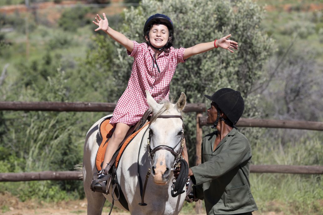 马背上的奇迹:纳米比亚马术疗法为特殊儿童点亮希望之光