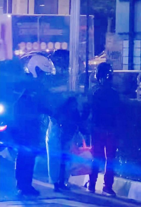 暖势力|不约而同护送老妇过马路 2“无名英雄”暖举感动全网