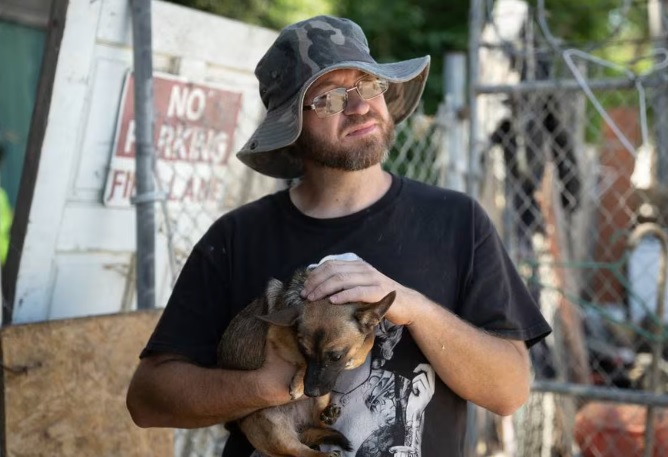 **暖势力**夫妇意外离世遗29只狗 暖心邻居接手为爱犬寻新家