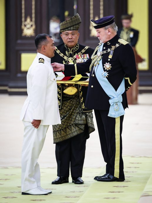 暖势力|海军少校船难救人获英勇奖章 “两名孩童落水哭救历历在目” 